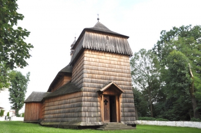 Zaproszenie do składania ofert na prace konserwatorsko-restauratorskie przy gontach dachowych i ścian w kościele zabytkowym w Osieku Jasielskim.