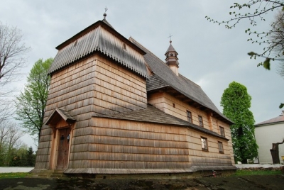 Prace konserwatorsko-restauratorskie przy gontach dachowych i ścian w kościele zabytkowym w Osieku Jasielskim.